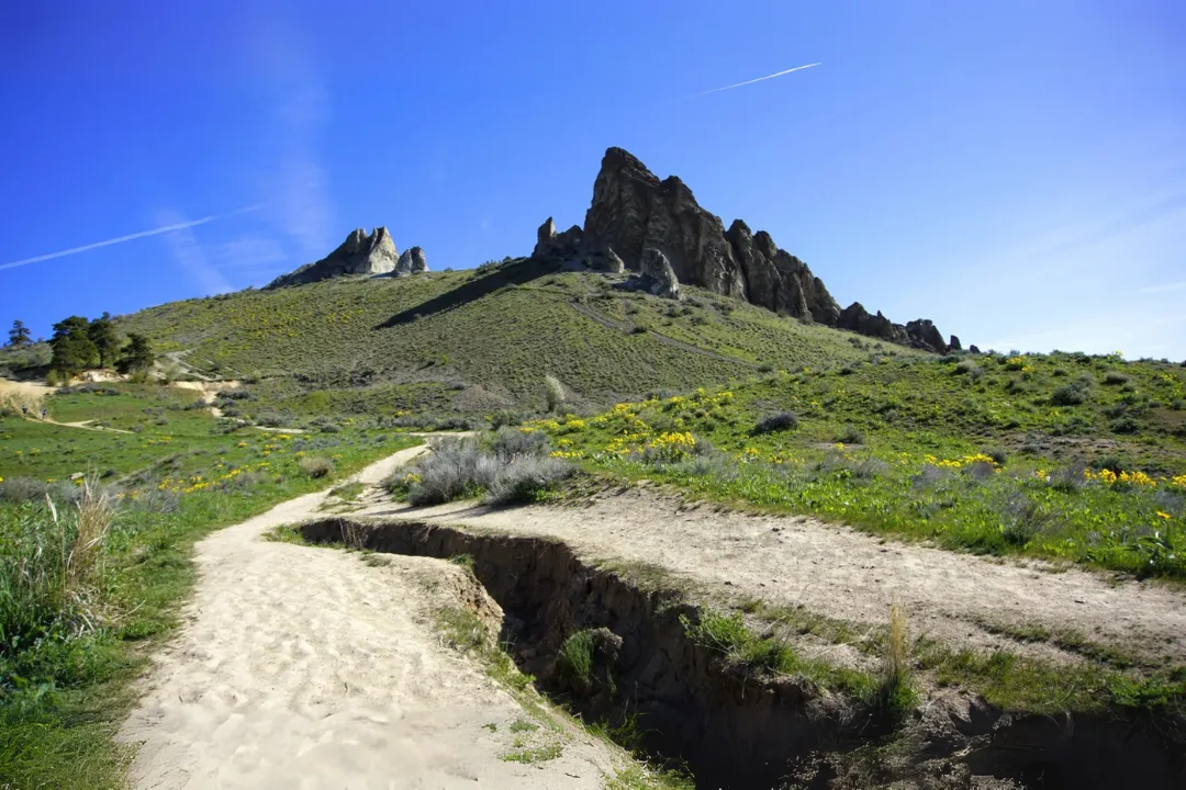 Hike Saddle Rock, Then Cruise the Columbia: The Ultimate Wenatchee Adventure Combo 1 Conquer Saddle Rock Trail Wenatchee