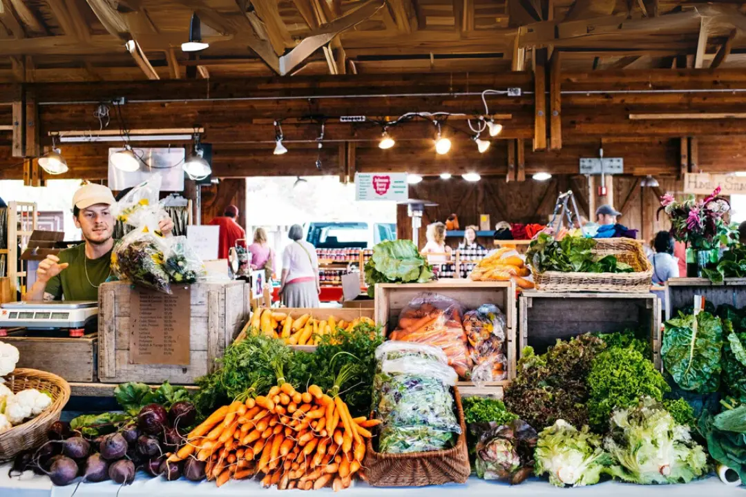Local Vibes at the Wenatchee Farmers Market + A Boat Ride You’ll Never Forget 5 Farm-to-River Picnic Supplies at Wenatchee Farmers Market
