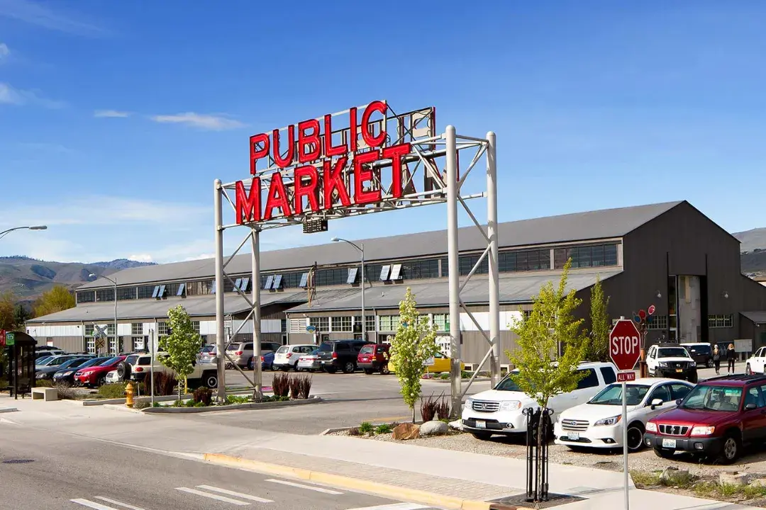 Local Vibes at the Wenatchee Farmers Market + A Boat Ride You’ll Never Forget 6 Stroll & Savor Around Pybus Public Market